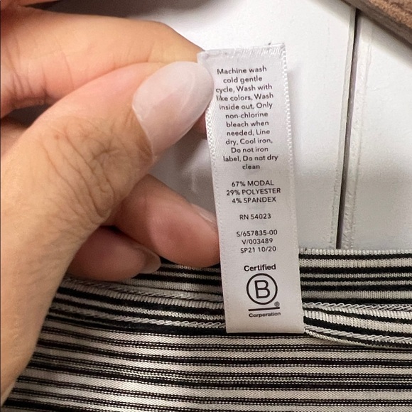 Athleta Black and White Striped V-Neck Long Sleeve Top M - Picture 3 of 4